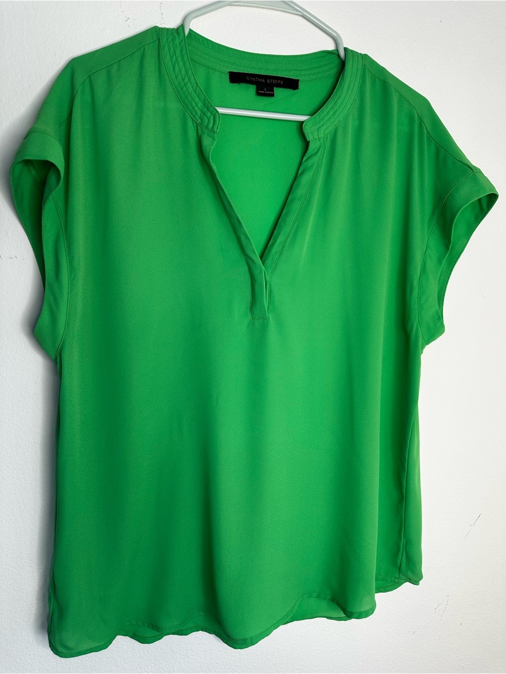Cynthia Steffe Bright Green V-Neck Short Sleeve Blouse